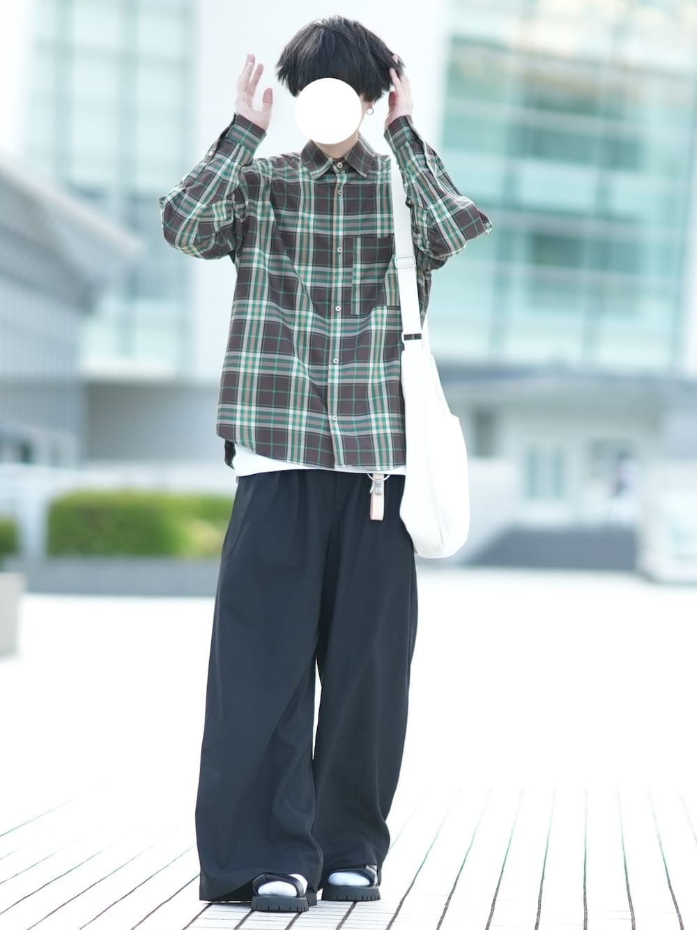 「大人カジュアル、きれいめカジュアル、チェックシャツ、ワイドパンツ、今日のコーデ、ゆるコーデ、ショルダーバッグ、ストリート」｜「DOOPZのCLASSIC CHECK OVERSIZED  SHIRT - クラシックチェックオーバーサイズシャツ（シャツ/ブラウス、グリーン系）」を使った、とっしーさん（メンズ・184cm）の夏コーディネートの1枚目の写真