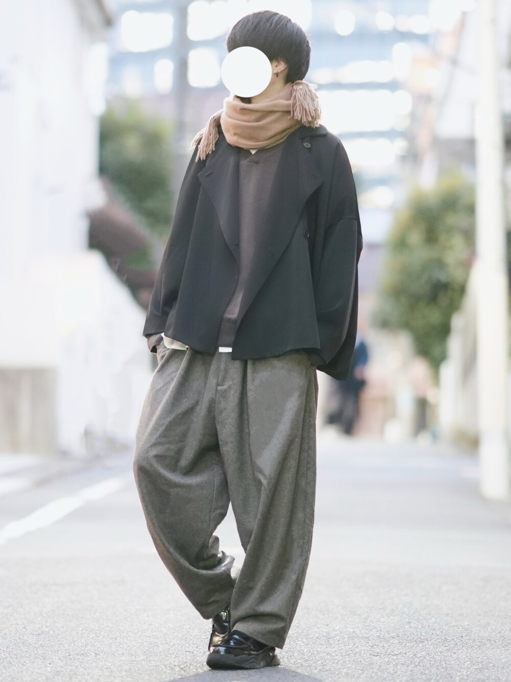 「シンプルコーデ、冬コーデ、ゆるコーデ、ダブルジャケット、ワイドパンツ、ローファー、マフラー」｜「DOOPZのLoose lapel double jacket-ルーズラペルダブルジャケット（その他アウター、ブラック系）」を使った、とっしーさん（メンズ・184cm）の冬コーディネートの1枚目の写真