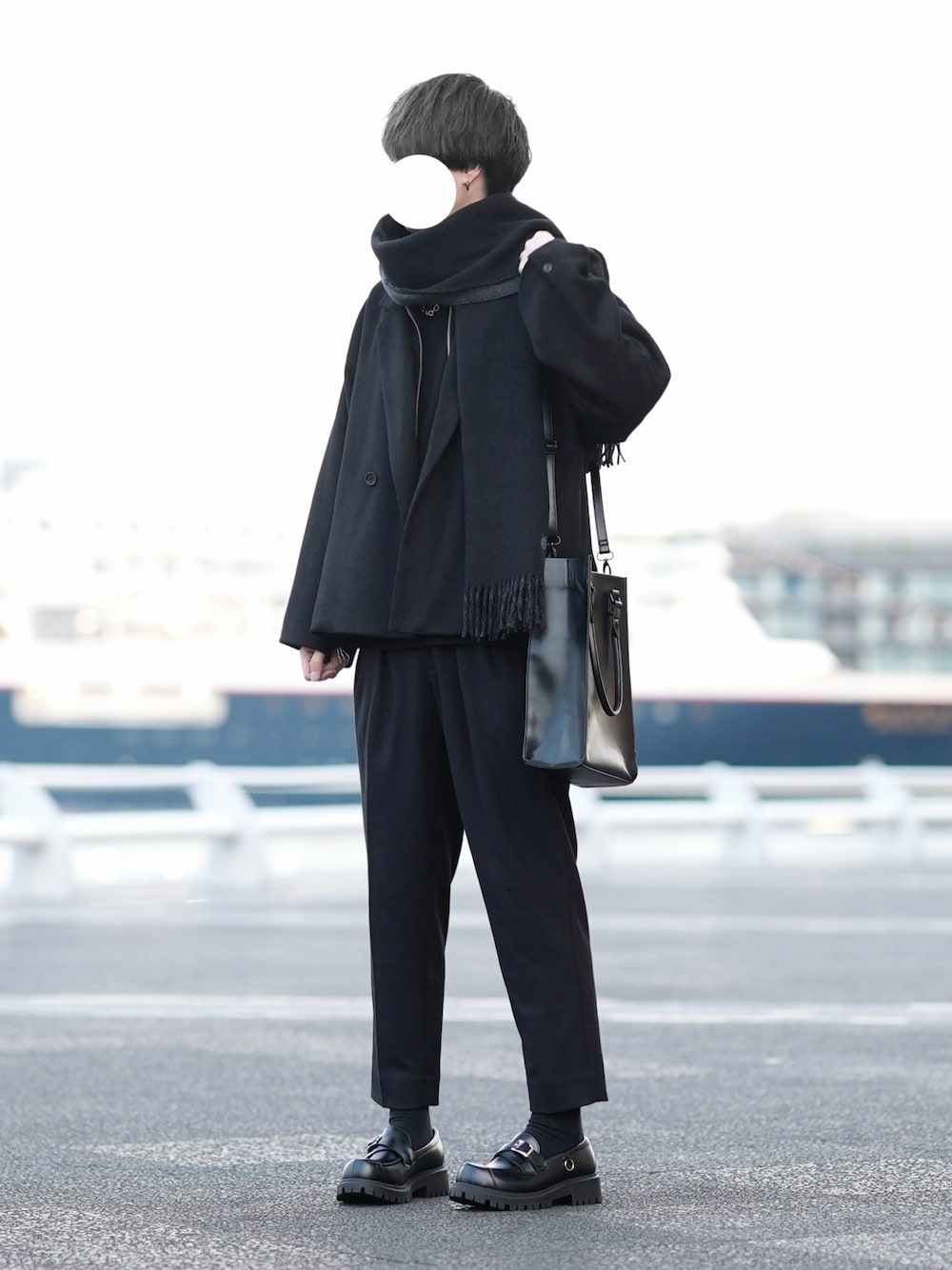 「シンプルコーデ、ブラック、レイヤードスタイル、休日スタイル、冬アウター、革靴、ローファー」｜「DOOPZの【WOOL LAYERED JACKET - ウールレイヤードジャケット】（テーラードジャケット、ブラック系）」を使った、とっしーさん（メンズ・184cm）の冬コーディネートの1枚目の写真