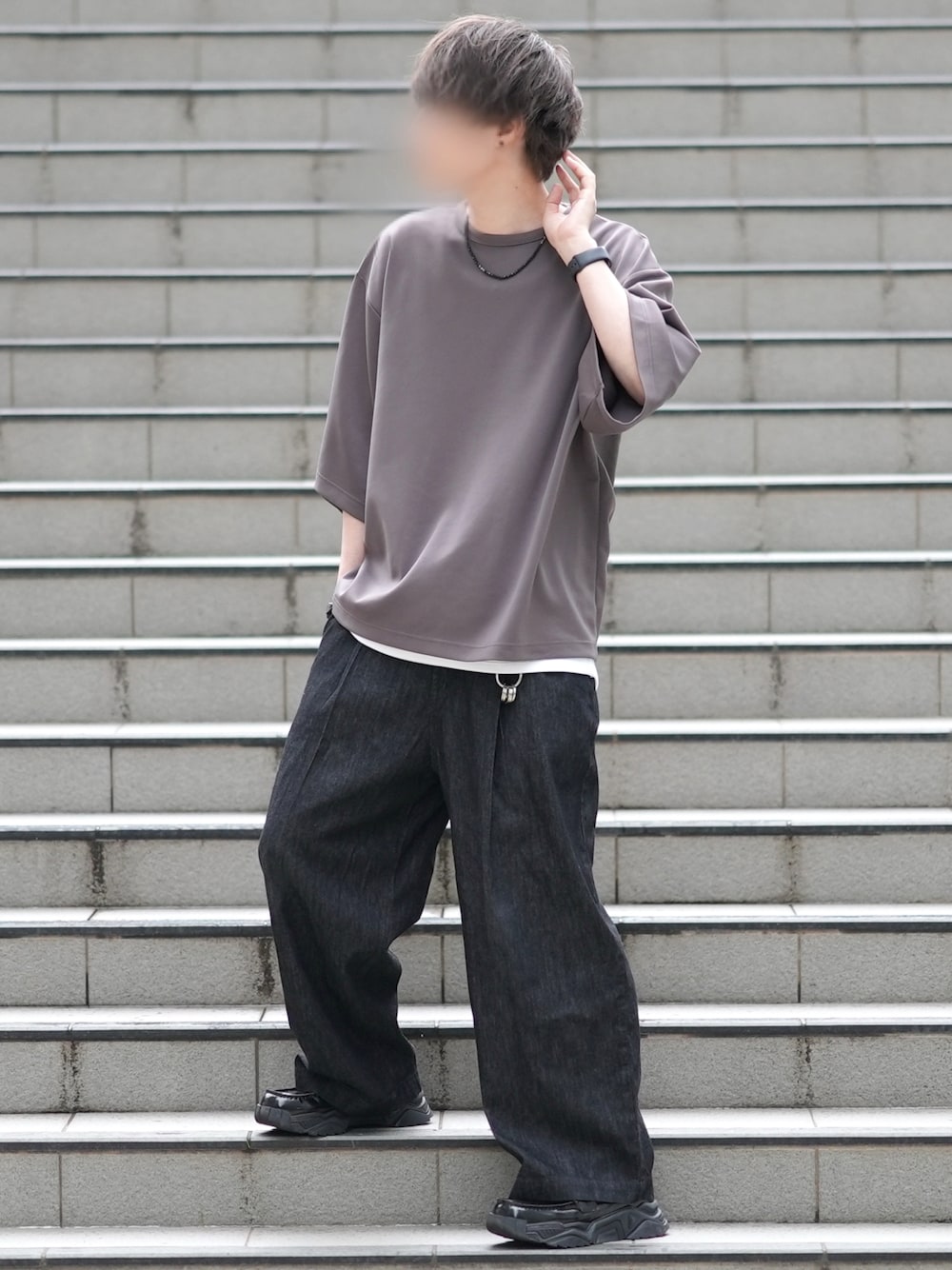 「夏コーデ、シンプル、ビッグT、Ｔシャツ、タンクトップ、ワイドパンツ、デニム、革靴」｜「DOOPZのDOOPZ ポンチルーズスリーブカットソー（Tシャツ/カットソー、グレー系）」を使った、とっしーさん（メンズ・184cm）の夏コーディネートの1枚目の写真