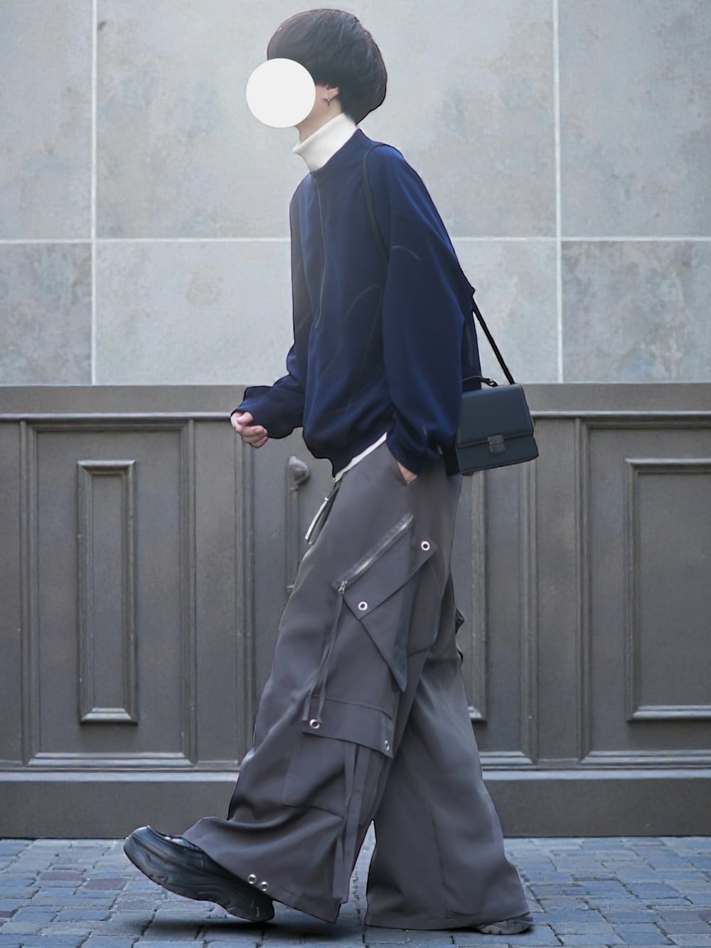 ブルー系のスウェット、ホワイト系のニット/セーター、グレー系のカーゴパンツを着用したメンズの冬コーディネートの1枚目の写真