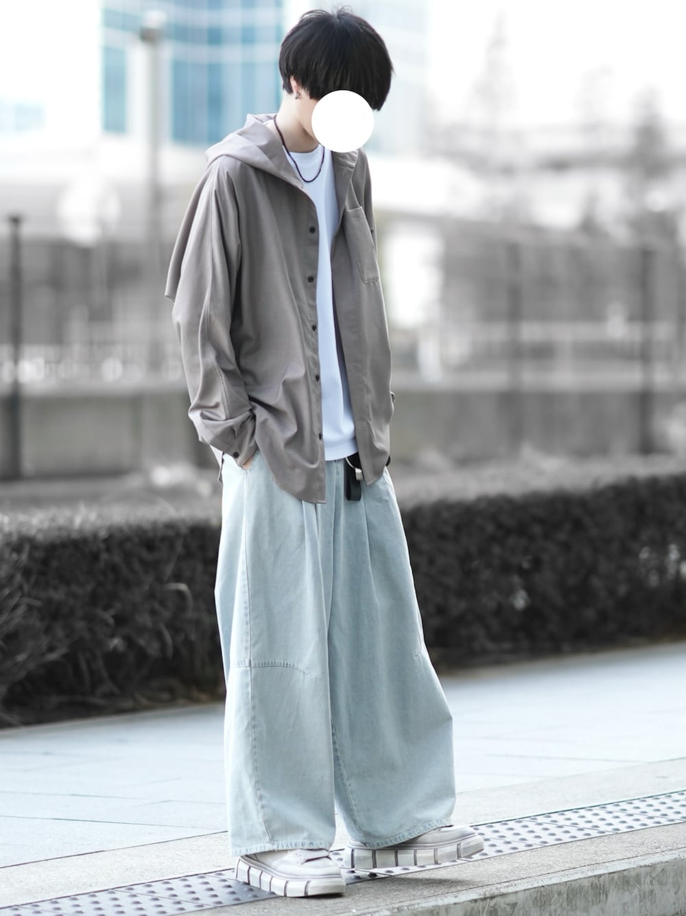 「春服、大人コーデ、ゆるコーデ、フードシャツ、白Tシャツ、デニムパンツ、メンズファッション、カジュアルコーデ、シャツ好き集まれ、DOOPZ、ZARA」｜「DOOPZのDolman Shirt Hoodie - ドルマンシャツフーディー（パーカー、ベージュ系）」を使った、とっしーさん（メンズ・184cm）の春コーディネートの1枚目の写真