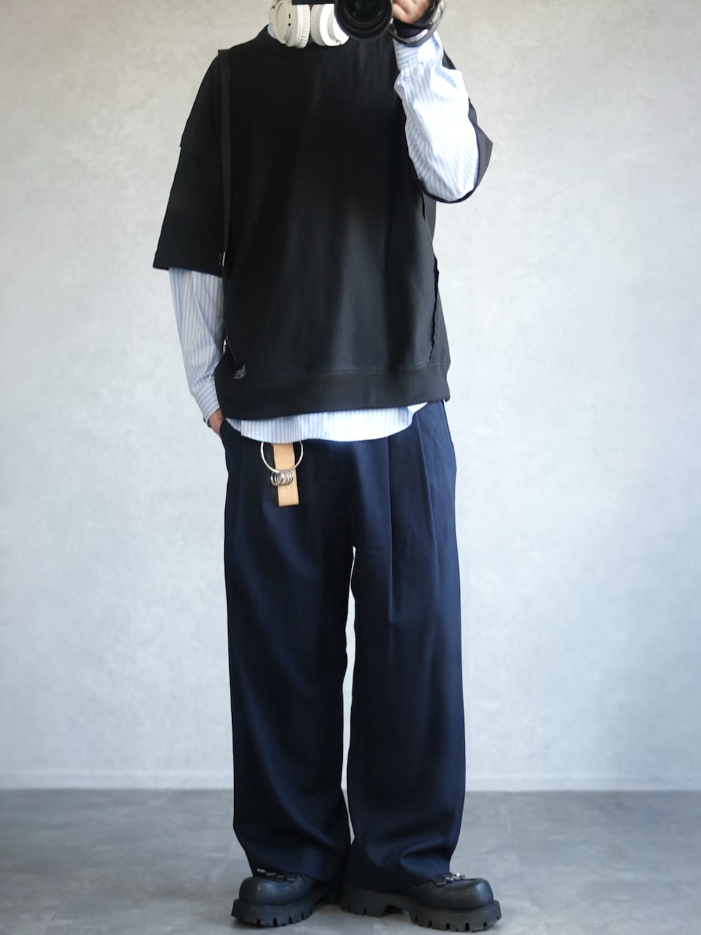 「大人カジュアル、大人コーデ、春ファッション、お出かけコーデ、休日スタイル、カジュアルコーデ、レイヤードスタイル、スウェT、ストライプシャツ、ワイドパンツ、キーリング、ローファー、ゆるコーデ」｜「GU × UNDERCOVERのアイテム（Tシャツ/カットソー、ブラック系）」を使った、とっしーさん（メンズ・184cm）の春コーディネートの1枚目の写真