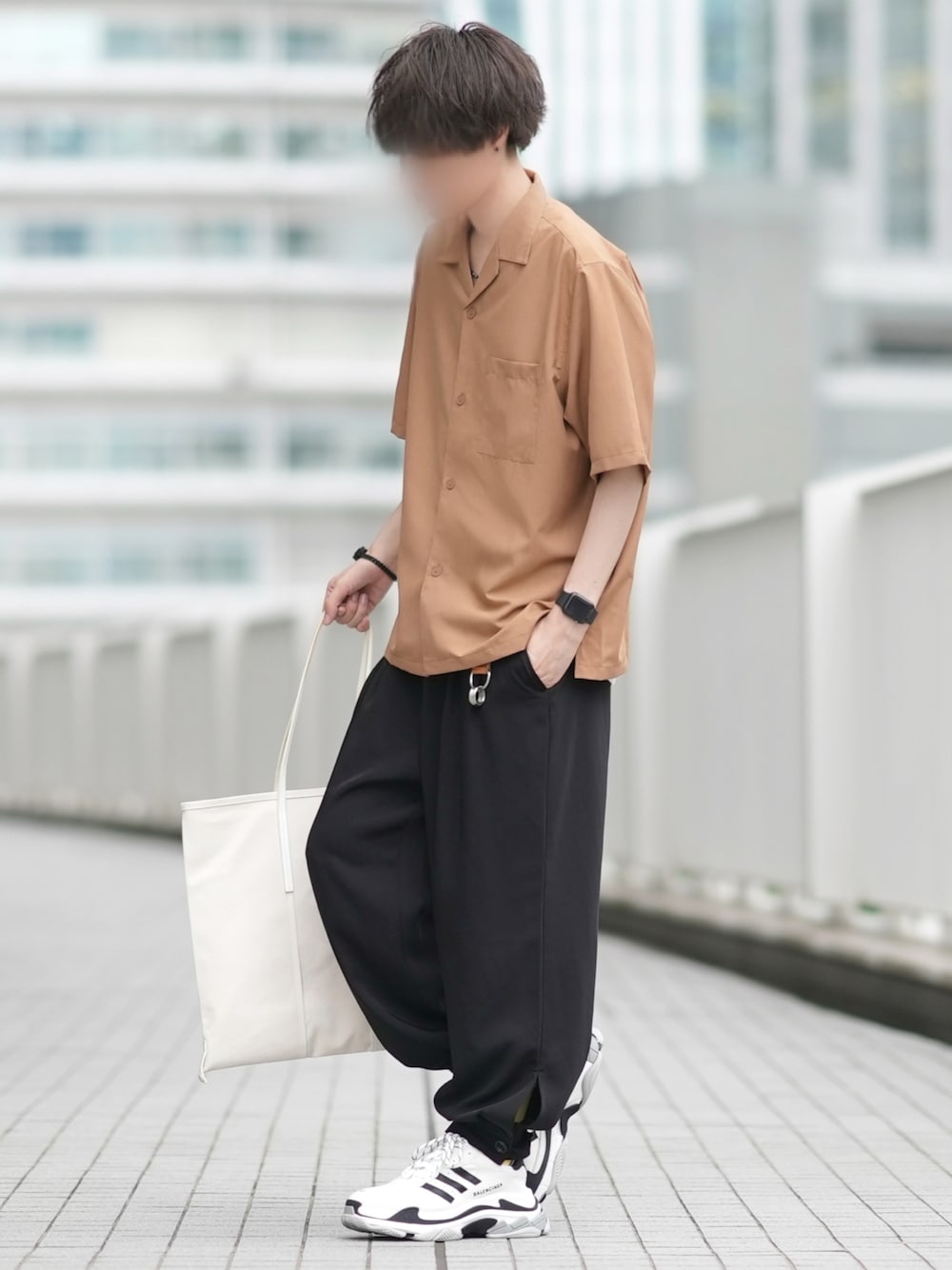 「夏コーデ、リラックススタイル、シャツスタイル、カフスイージーパンツ、トリプルS、ゆるコーデ、BALENCIAGA × adidas」｜「GUのアイテム（シャツ/ブラウス、ベージュ系）」を使った、とっしーさん（メンズ・184cm）の夏コーディネートの1枚目の写真