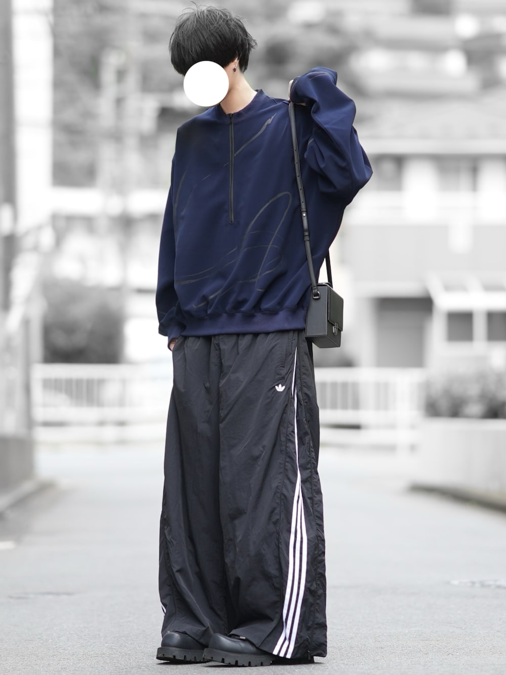 adidasのアイテムを使った「ハーフジップ」のメンズ人気ファッション