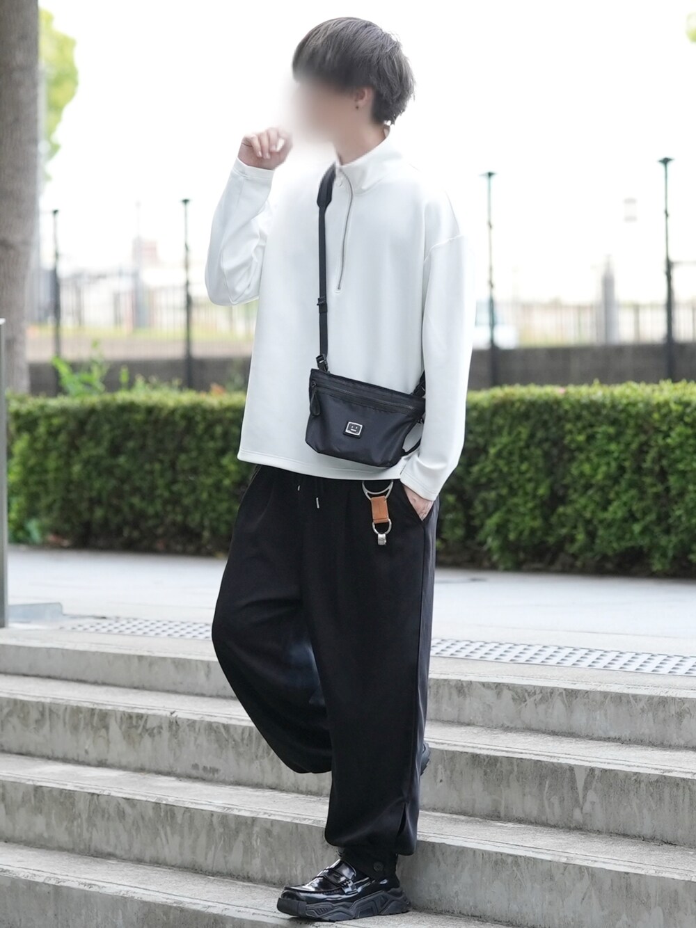 「春コーデ、休日スタイル、ゆるコーデ」｜「DOOPZのRing zip high neck long T/リングジップハイネックロンT（Tシャツ/カットソー、ホワイト系）」を使った、とっしーさん（メンズ・184cm）の春コーディネートの1枚目の写真