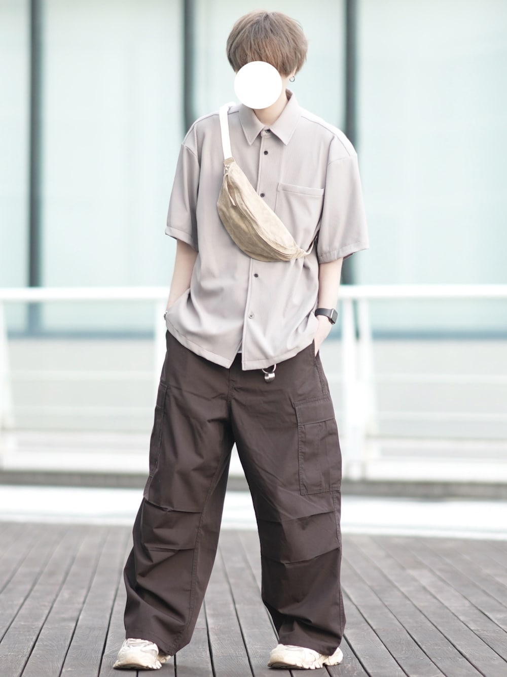 「夏コーデ、大人カジュアル、GU、GUコーデ、半袖シャツ、ベージュシャツ、カーゴパンツ、ブラウンパンツ、ゆるコーデ」｜「DOOPZのLoose sized ripple shirt-ルーズサイズリップルシャツ（シャツ/ブラウス、ベージュ系）」を使った、とっしーさん（メンズ・184cm）の夏コーディネートの1枚目の写真