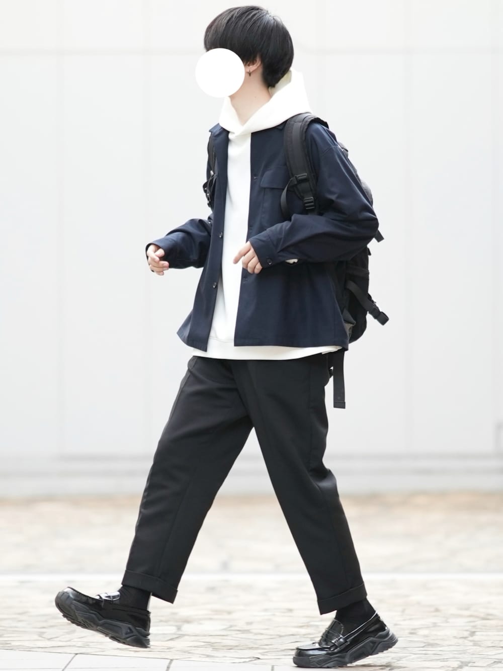 「大人カジュアル、春アウター、パーカー、CPOシャツ、スラックス、ローファー、きれいめカジュアル、デート」｜「DOOPZのLoose drape CPO shirt/ルーズドレープCPOシャツ（シャツ/ブラウス、ブルー系）」を使った、とっしーさん（メンズ・184cm）の冬コーディネートの1枚目の写真