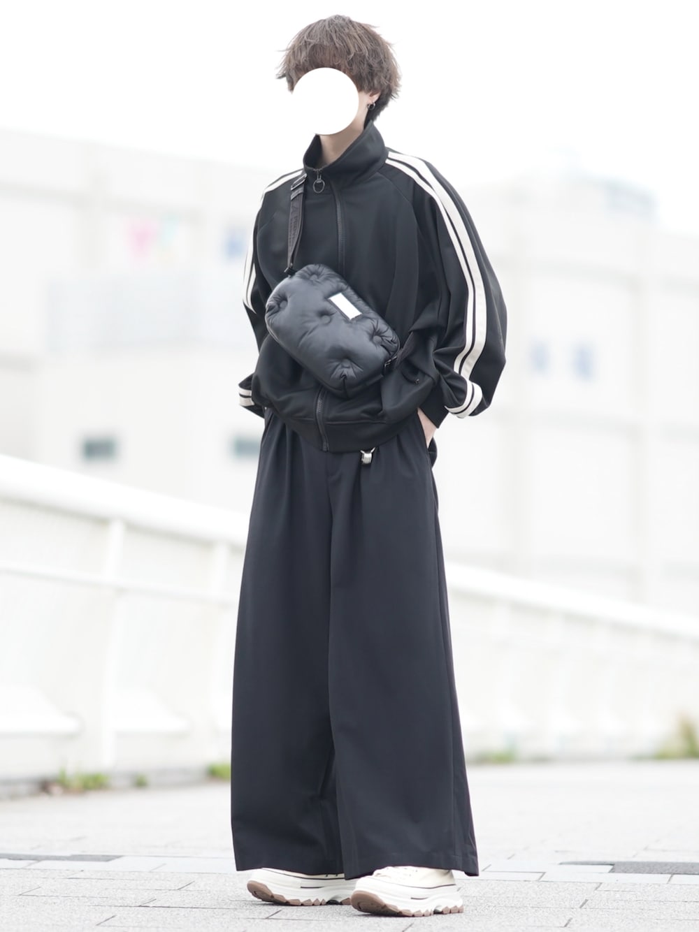 「春コーデ、シンプル、カジュアルコーデ、ビッグシルエット、トラックジャケット、ブラック、コンバース、春アウター、ブラックコーデ」｜「DOOPZのラインスリーブトラックジャケット（ジャージ、ブラック系）」を使った、とっしーさん（メンズ・184cm）の春コーディネートの1枚目の写真