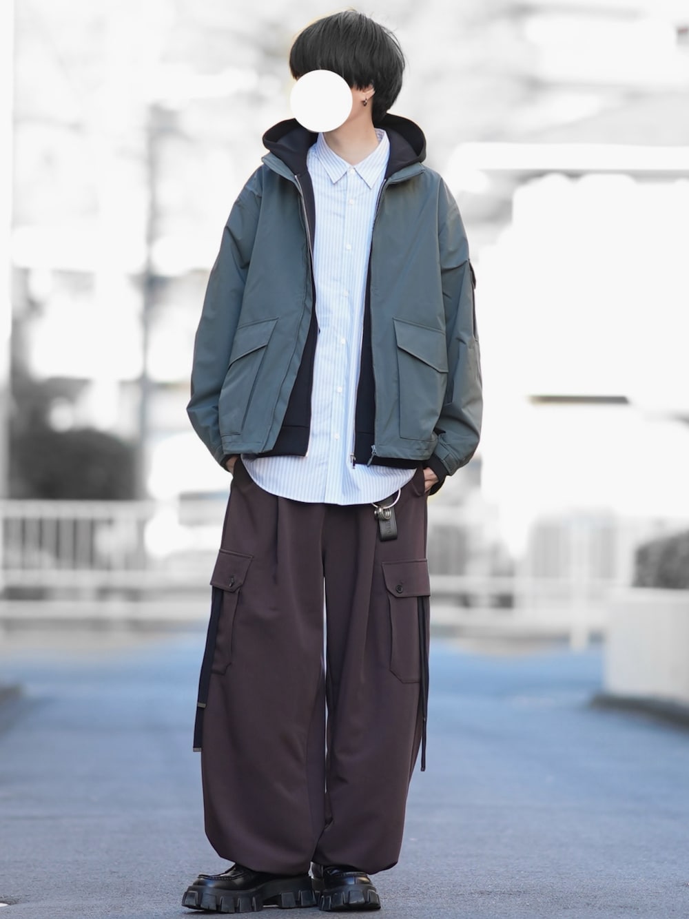 「カーゴパンツ、きれいめカジュアル、ゆるコーデ、パラシュートパンツ、パーカーコーデ、フルジップパーカー、ストライプシャツ、オトナカジュアル、ローファー、GUコーデ、GU、DOOPZ」｜「GUのアイテム（ジャケット/アウター、グリーン系）」を使った、とっしーさん（メンズ・184cm）の冬コーディネートの1枚目の写真