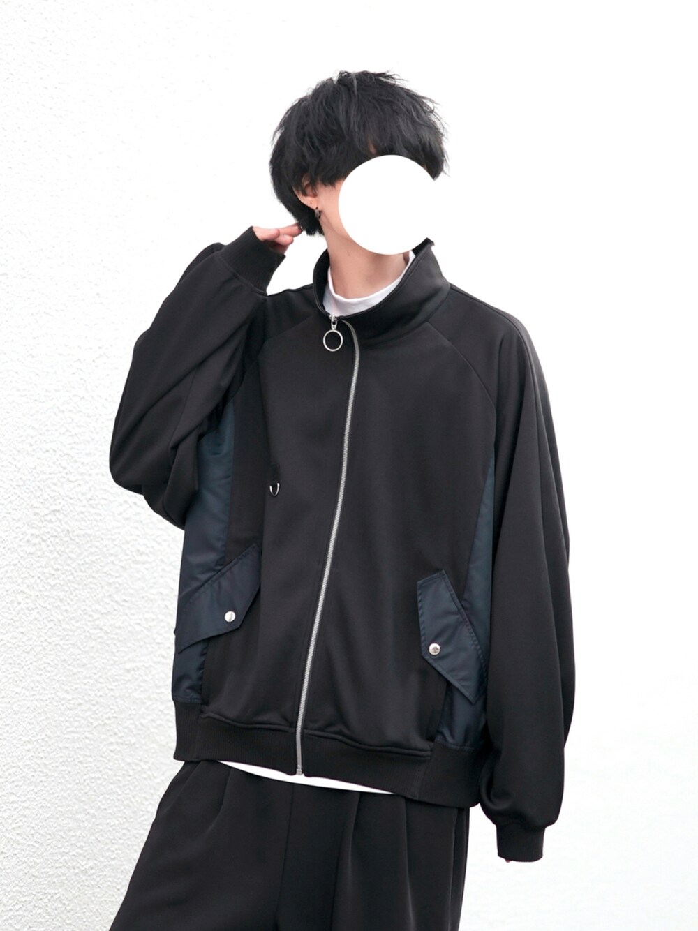 「だから秋服が好き、秋のコーデ、シンプルスタイル、トラックジャケット、ハイネック、ジャージ、カフスイージーパンツ」｜「DOOPZのDOOPZ HIGH NECK RING ZIP TRACK JACKET/ハイネックリングジップトラックジャケット（ブルゾン、ブラック系）」を使った、とっしーさん（メンズ・184cm）の秋コーディネートの1枚目の写真