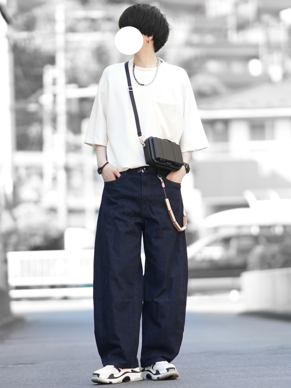 「白Tシャツ、ゆるコーデ、GU、デニムパンツ、夏コーデ、シンプルコーデ、大人コーデ、スニーカーコーデ、夏服、ファッションを楽しもう」｜「DOOPZのVISCOSE DOLMAN T-SHIRT - ビスコースドルマンTシャツ（Tシャツ/カットソー、ホワイト系）」を使った、とっしーさん（メンズ・184cm）の夏コーディネートの1枚目の写真