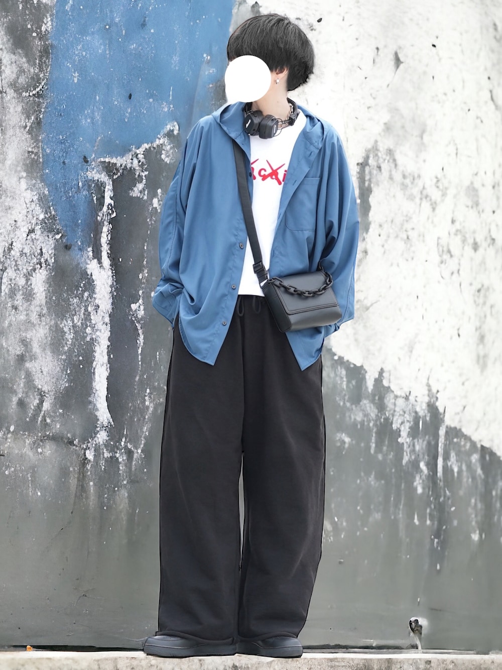 「春のNewスタイル、シンプルスタイル、フードシャツ、シャツスタイル、スウェットパンツ、ゆるコーデ、AIR FORCE 1、sacai、DOOPZ」｜「DOOPZのDolman Shirt Hoodie - ドルマンシャツフーディー（パーカー、ブルー系）」を使った、とっしーさん（メンズ・184cm）の春コーディネートの1枚目の写真