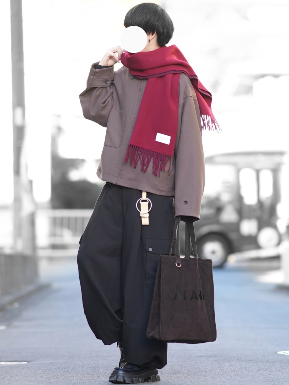 「冬コーデ、ホワイトコーデ、クリスマスに着たい服、マイベストコーデ2024、お出かけコーデ、シンプルコーデ、オトナカジュアル、革靴、大人カジュアル、ゆるコーデ、キレイめ」｜「DOOPZのOVER SLEEVE ZIP BLOUSON - オーバースリーブジップブルゾン（ブルゾン、ブラウン系）」を使った、とっしーさん（メンズ・184cm）の冬コーディネートの1枚目の写真