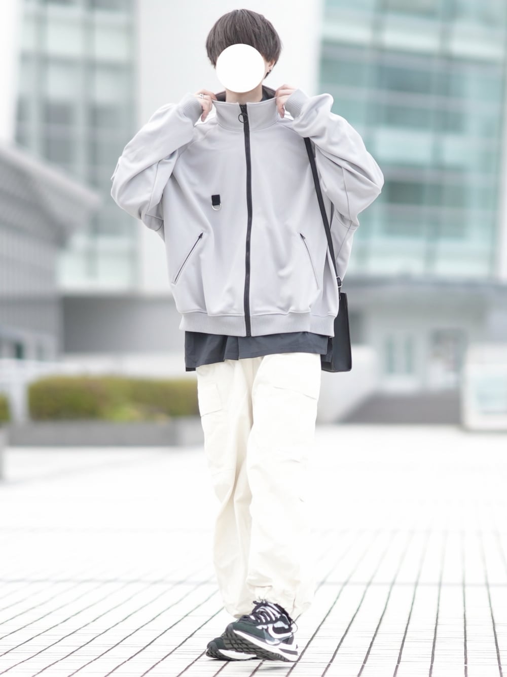 「春服デビュー宣言、休日スタイル、シンプルコーデ、カジュアルコーデ、スポーツミックス、トラックジャケット、ハイネック、大人コーデ、ゆるコーデ、シンブルコーデ、春コーデ」｜「DOOPZのラインスリーブトラックジャケット（ジャージ、グレー系）」を使った、とっしーさん（メンズ・184cm）の春コーディネートの1枚目の写真