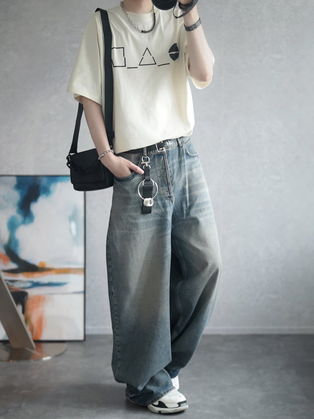 「白Tシャツ、タックイン、夏コーデ、きれいめカジュアル、さらっと晴れやかスナップ、休日コーデ、キーリング、DOOPZ、ZARA」｜「DOOPZのBIG Logo Print Tee - ビッグロゴプリントT（Tシャツ/カットソー、ベージュ系）」を使った、とっしーさん（メンズ・184cm）の夏コーディネートの1枚目の写真