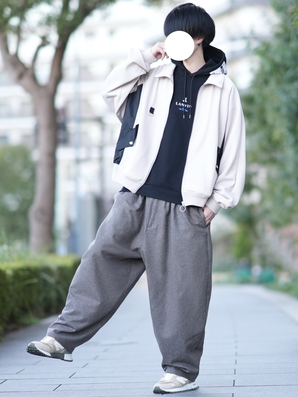 「シンプルコーデ、ゆるコーデ、トラックジャケット、DOOPZ × LANVIN en Bleu、ロゴパーカー、ワイドパンツ、New Balance、カジュアルコーデ、今日のコーデ」｜「DOOPZのDOOPZ HIGH NECK RING ZIP TRACK JACKET/ハイネックリングジップトラックジャケット（ブルゾン、ベージュ系）」を使った、とっしーさん（メンズ・184cm）の冬コーディネートの1枚目の写真