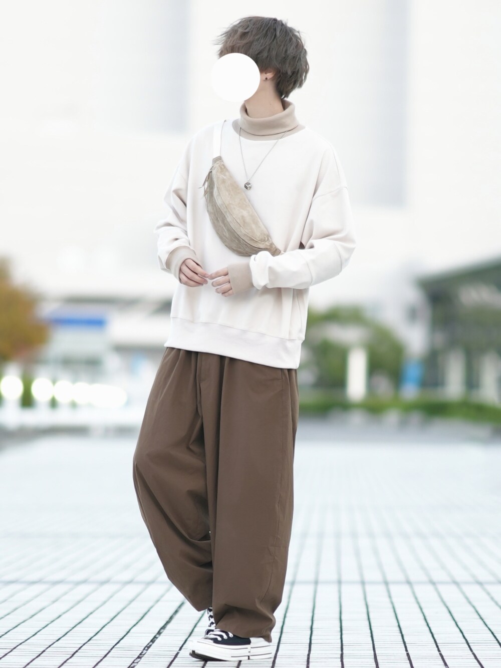 「WEARハロウィン2022、秋冬コーデ、メンズコーデ、ベージュコーデ、ゆるコーデ、タートルネック、大人コーデ」｜「DOOPZのヘビータートルネックスウェット（スウェット、ベージュ系）」を使った、とっしーさん（メンズ・184cm）の秋コーディネートの1枚目の写真