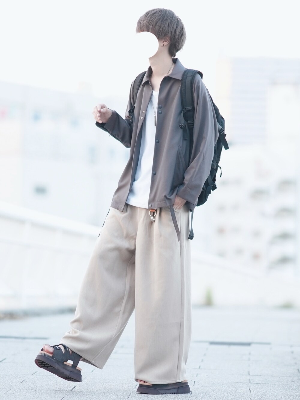 「秋のコーデ、シンプルスタイル、大人コーデ、コーチジャケット、ベージュパンツ、ワイドパンツ、サンダル、休日コーデ、ライトアウター」｜「DulcamaraのよそいきコーチJK -YOSOIKI-（ブルゾン、グレー系）」を使った、とっしーさん（メンズ・184cm）の夏コーディネートの1枚目の写真