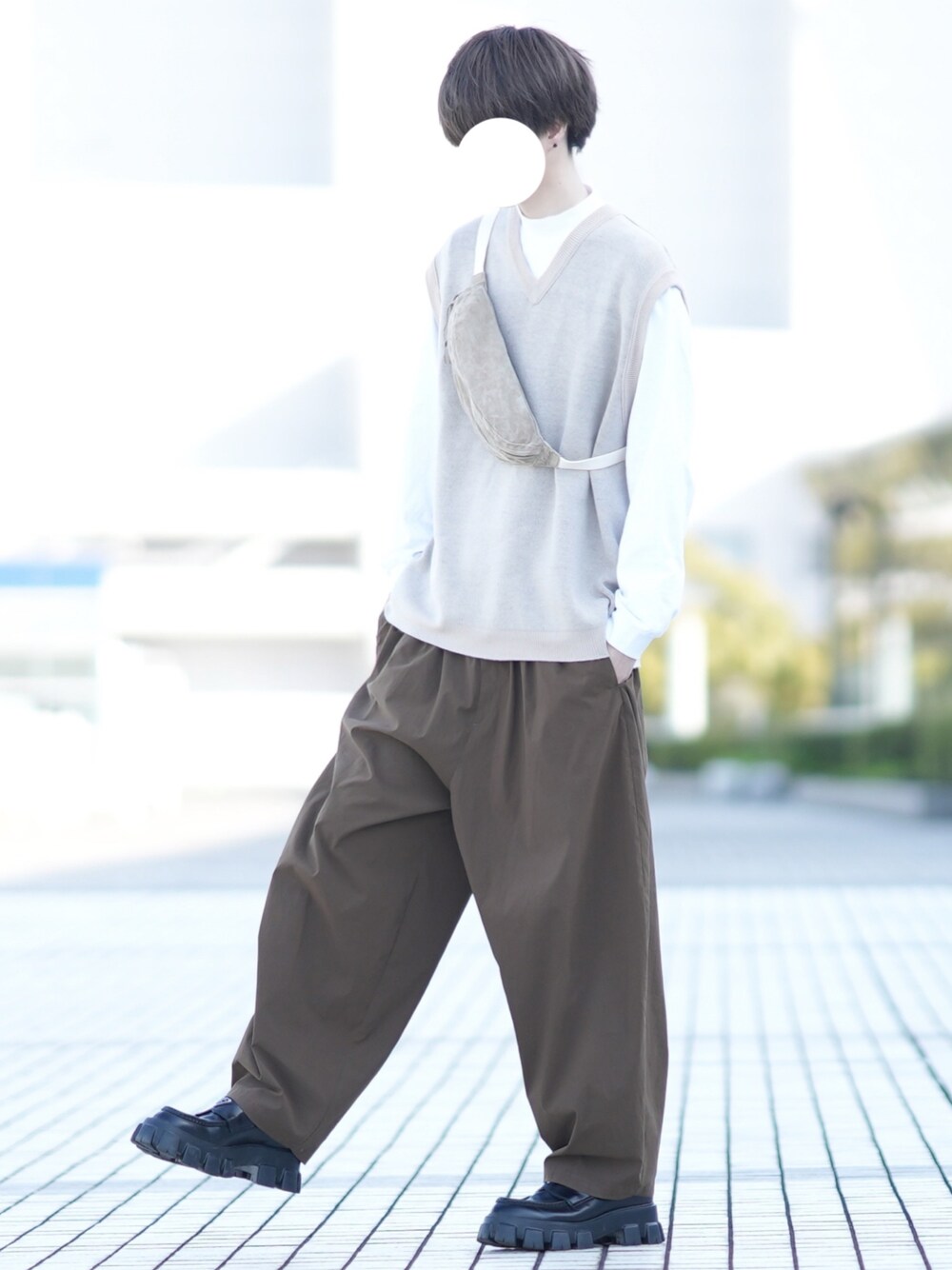 ベージュ系のベスト、ホワイト系のTシャツ/カットソー、ブラウン系のその他パンツを着用したメンズの春コーディネートの1枚目の写真