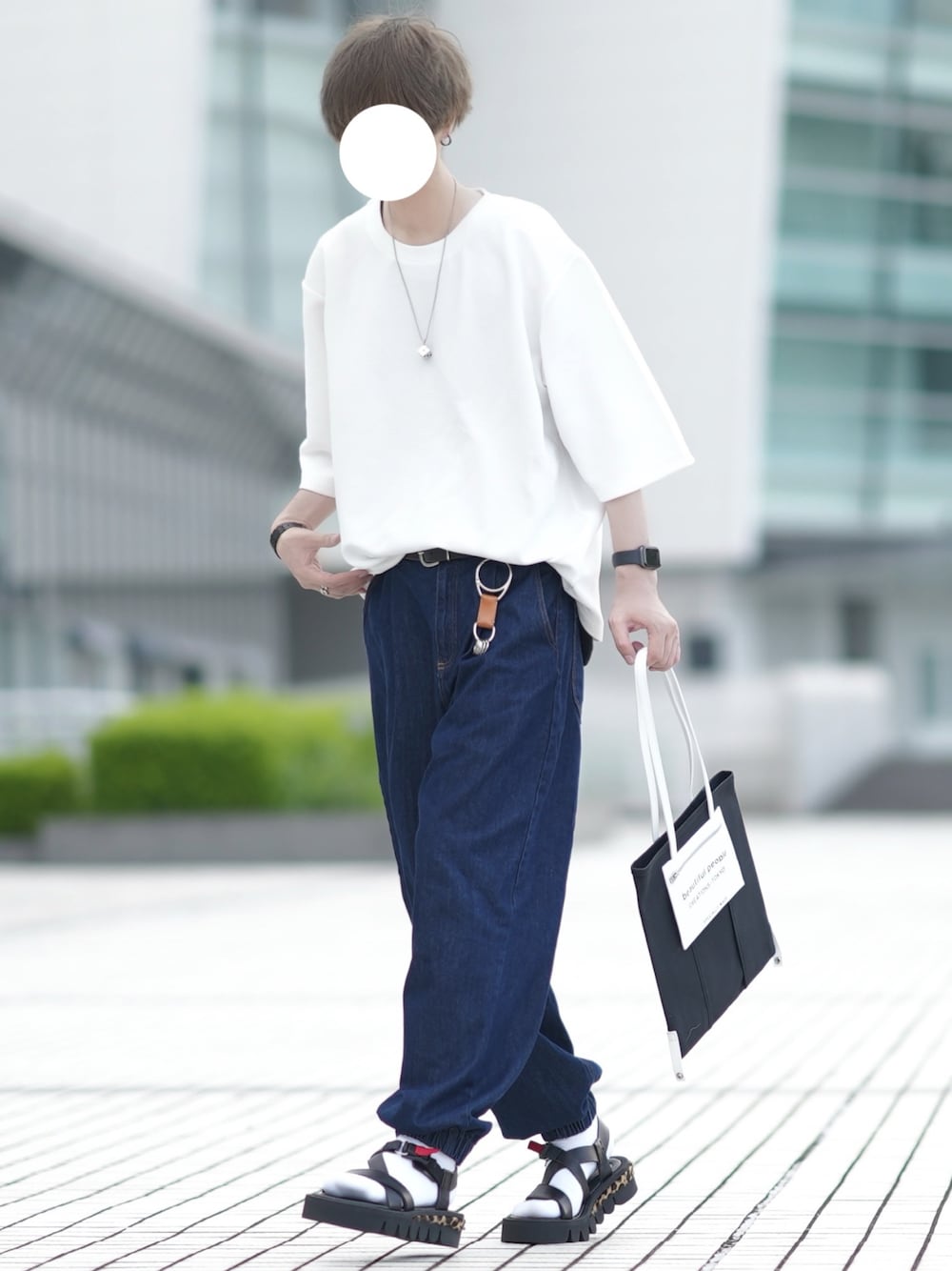 「このスタイルがお気に入り、大人カジュアル、白Tシャツ、ビッグT、夏コーデ、デニムパンツ、ワイドデニム、サンダル、トートバッグ」｜「DOOPZのRipple big T-shirt-リップルビッグTシャツ（Tシャツ/カットソー、ホワイト系）」を使った、とっしーさん（メンズ・184cm）の夏コーディネートの1枚目の写真
