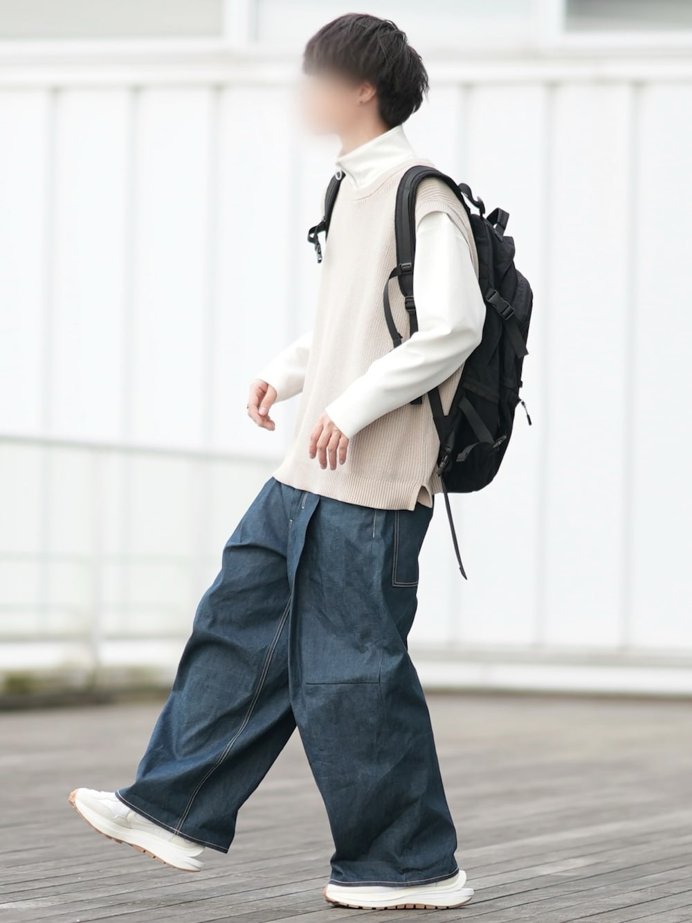 「ゆるコーデ、ビッグシルエット、メンズコーデ、ハイネック、リングジップ、ニットベスト、ワイドデニム、nike sacai、春コーデ」｜「DOOPZのRing zip high neck long T/リングジップハイネックロンT（Tシャツ/カットソー、ホワイト系）」を使った、とっしーさん（メンズ・184cm）の春コーディネートの1枚目の写真