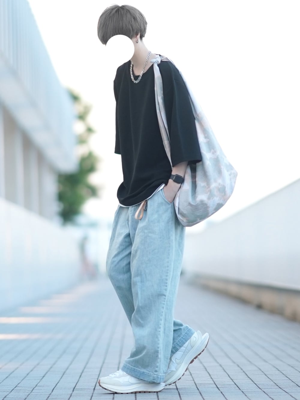 「きれいめカジュアル、大人カジュアル、お出かけコーデ、ビッグT、オーバーサイズ、黒Tシャツ、デニム、ワイドデニム」｜「DOOPZのRipple big T-shirt-リップルビッグTシャツ（Tシャツ/カットソー、ブラック系）」を使った、とっしーさん（メンズ・184cm）の夏コーディネートの1枚目の写真