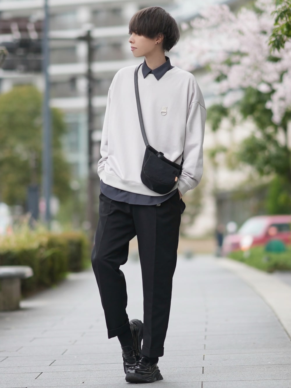 「春服、メンズコーデ、スウェット、ゆるコーデ、ドルマンスリーブ、スラックス、ローファー、シンプル」｜「DOOPZのDolman sleeve sweat/ドルマンスリーブスウェット（スウェット、ベージュ系）」を使った、とっしーさん（メンズ・184cm）の春コーディネートの1枚目の写真