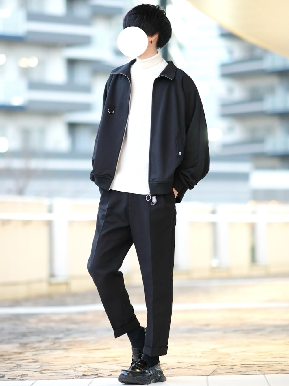 「今日のコーデ、冬のコーデ、トラックジャケット、タートルネックニット、スラックス、ローファー、デート」｜「DOOPZのDOOPZ HIGH NECK RING ZIP TRACK JACKET/ハイネックリングジップトラックジャケット（ブルゾン、ブラック系）」を使った、とっしーさん（メンズ・184cm）の冬コーディネートの1枚目の写真