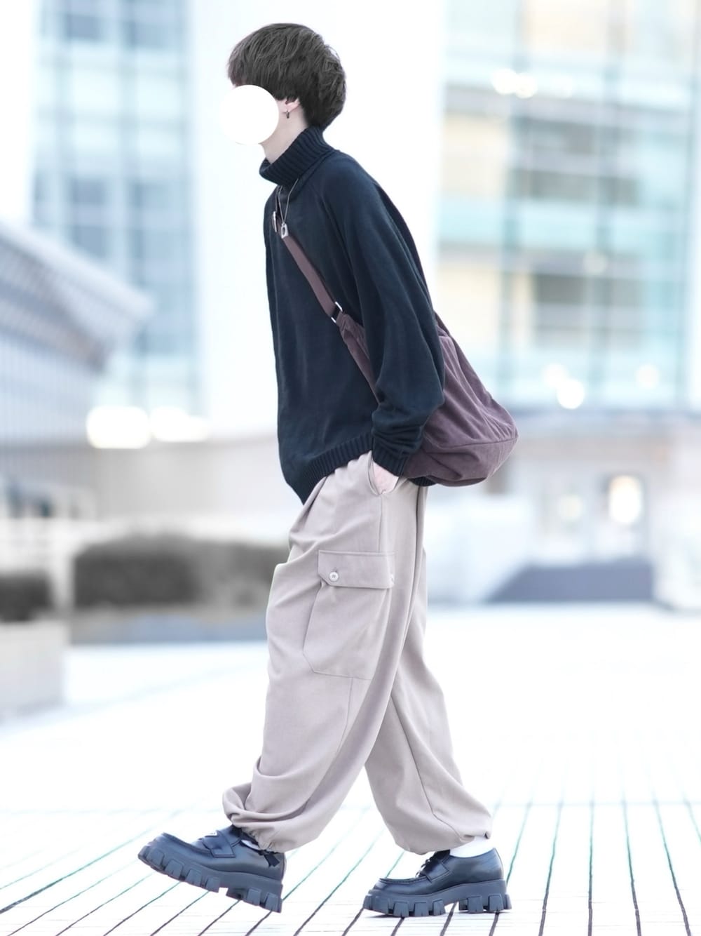 カーゴパンツを使った「黒ニット」のメンズ人気ファッション 