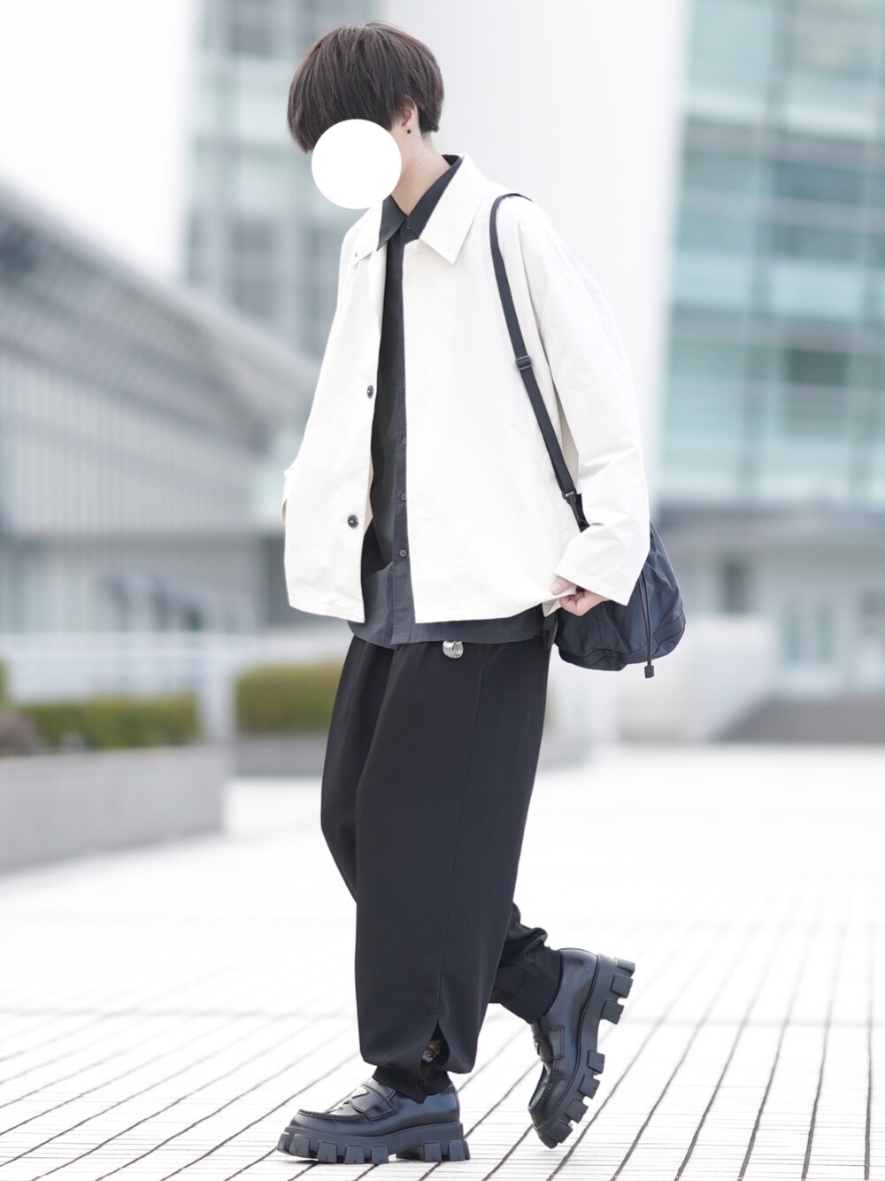 「春服みてみて、春服デビュー宣言、メンズコーデ、オトナカジュアル、モノトーンコーデ、ワイドパンツ、コーチジャケット、カフスイージーパンツ、UNIQLO U、ローファー、春コーデ」｜「DOOPZのナイロンコーチジャケット（ナイロンジャケット、ベージュ系）」を使った、とっしーさん（メンズ・184cm）の春コーディネートの1枚目の写真