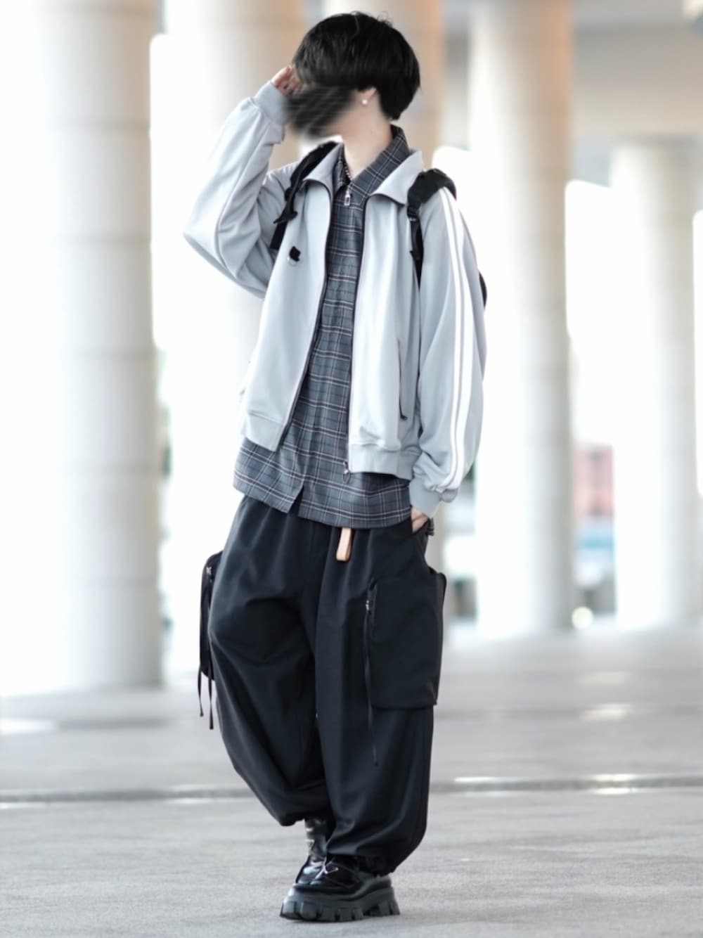 「メンズファッション、大人コーデ、トラックジャケット、ジャージ、チェックシャツ、パラシュートパンツ、カーゴパンツ、ローファー、ゆるコーデ、モード、ストリート」｜「DOOPZのラインスリーブトラックジャケット（ジャージ、グレー系）」を使った、とっしーさん（メンズ・184cm）の冬コーディネートの1枚目の写真