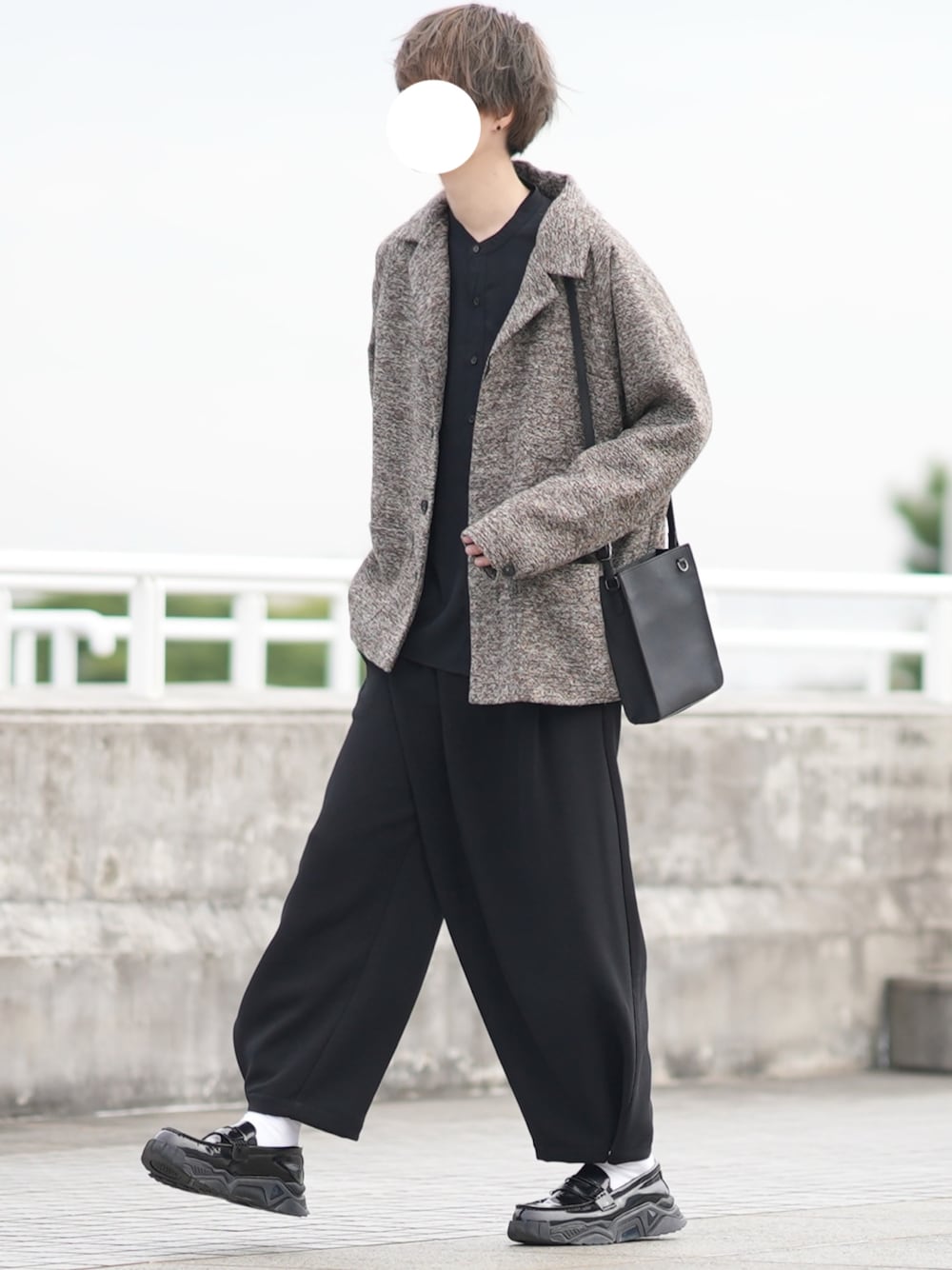 「WEARハロウィン2022、秋のコーデ、シンプルスタイル、今日のコーデ、ネップジャケット、テーラードジャケット、タイパンツ、ゆるコーデ、ローファー」｜「DOOPZのDOOPZ チャンキーソールローファー（ローファー、ブラック系）」を使った、とっしーさん（メンズ・184cm）の秋コーディネートの1枚目の写真