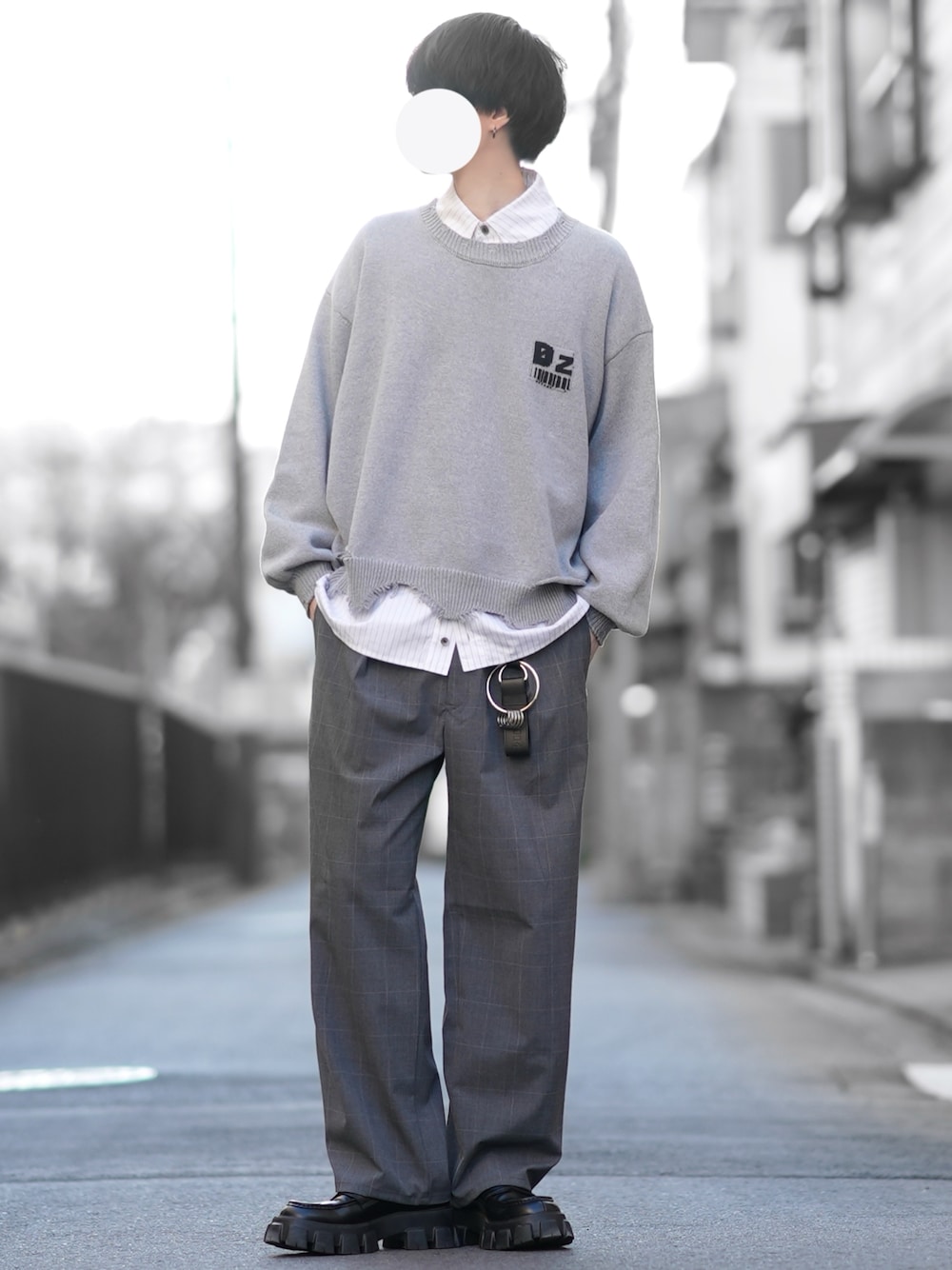 「ニット、ダメージニット、チェックパンツ、ローファー、キーリング、GUコーデ、GU、DOOPZ、メンズニット、ゆるコーデ、スラックス」｜「GUのアイテム（パンツ、グレー系）」を使った、とっしーさん（メンズ・184cm）の冬コーディネートの1枚目の写真