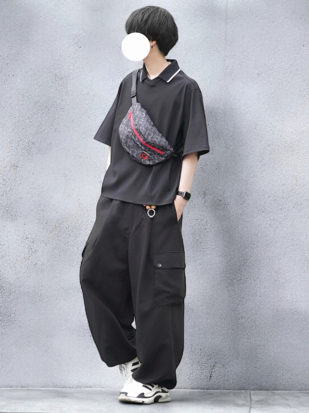 「最近のいい感じコーデ、大人カジュアル、ショルダーバッグ、シンプルスタイル、ストリートコーデ、カーゴパンツ、BALENCIAGA、adidas、ポケモン、ロケット団」｜「ZARAのアイテム（Tシャツ/カットソー、ブラック系）」を使った、とっしーさん（メンズ・184cm）の春コーディネートの1枚目の写真