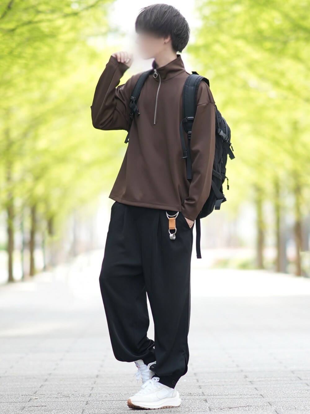 「春夏コーデ、休日コーデ、スニーカーコーデ、ロンT、ハイネック、ブラウン、カフスイージーパンツ、NIKE × sacai」｜「DOOPZのRing zip high neck long T/リングジップハイネックロンT（Tシャツ/カットソー、ブラウン系）」を使った、とっしーさん（メンズ・184cm）の春コーディネートの1枚目の写真