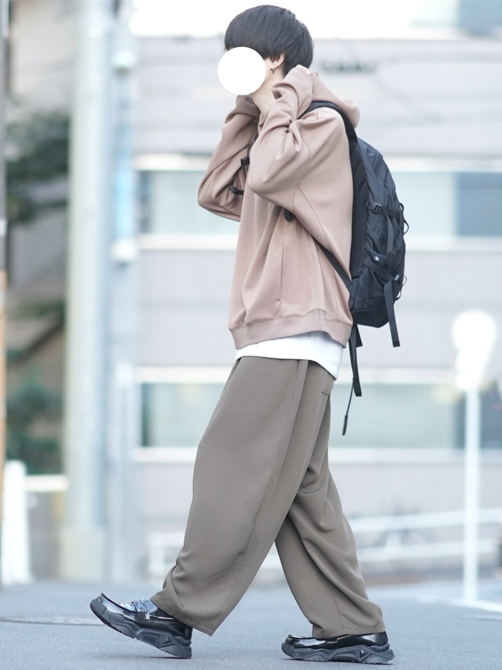 「シンプル、パーカー、ローファー、休日スタイル、ブラウン、秋冬コーデ」｜「neez.のsmooth drape loose hoodie-スムースドレープルーズフーディ（パーカー、ブラウン系）」を使った、とっしーさん（メンズ・184cm）の秋コーディネートの1枚目の写真