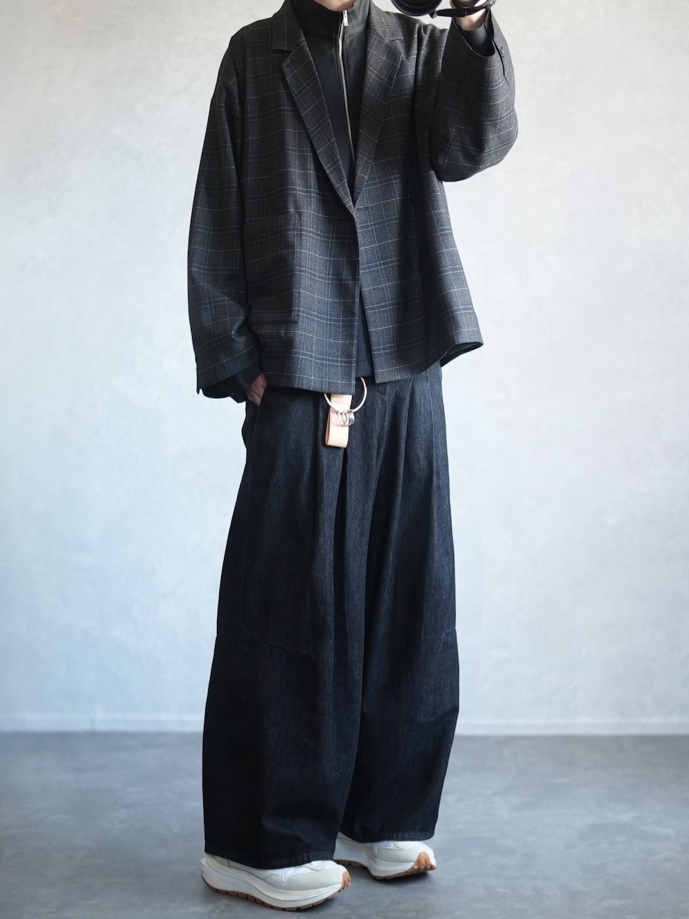 「テーマパークコーデ、秋服、チェック柄、ジャケットスタイル、ダブルジャケット、デニムコーデ、バギーデニム、ワイドデニム、きれいめカジュアル、DOOPZ、GU、GUコーデ」｜「DOOPZのClassic Check Double Jacket - クラシックチェックダブルジャケット（テーラードジャケット、ブラック系）」を使った、とっしーさん（メンズ・184cm）の秋コーディネートの1枚目の写真