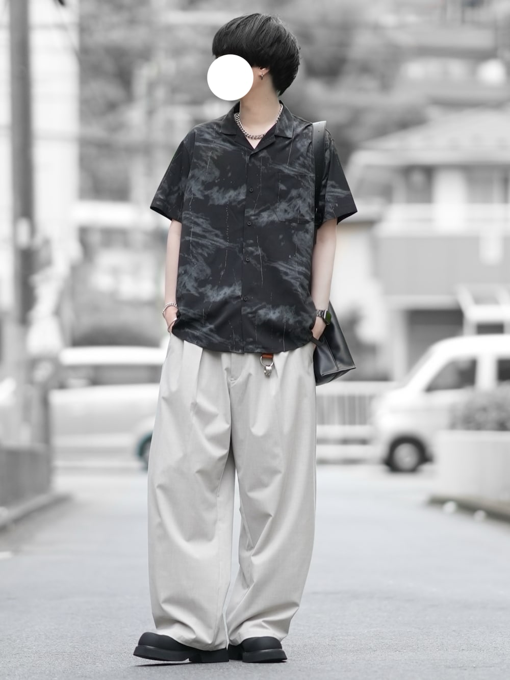 「柄シャツ、ブラックコーデ、夏コーデ、今日のコーデ、メンズファッション、大人コーデ、革靴、GU、DOOPZ、半袖シャツ」｜「GUのアイテム（パンツ、グレー系）」を使った、とっしーさん（メンズ・184cm）の夏コーディネートの1枚目の写真