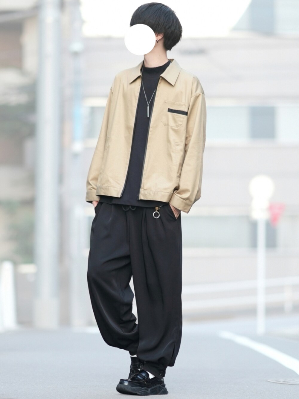 「秋のコーデ、シンプル、ootd、モックネック、止水ジップ、カフスイージーパンツ、ローファー」｜「DOOPZのDOOPZ W/S ZIP COTTON BLOUSON-止水ジップコットンジャケット（ブルゾン、ベージュ系）」を使った、とっしーさん（メンズ・184cm）の夏コーディネートの1枚目の写真