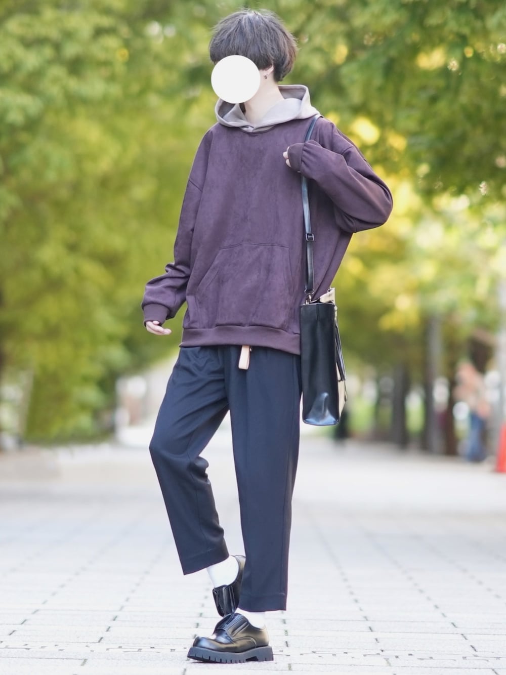 「秋服コーデ、重ね着ベストシーズン、ビッグシルエット、オーバーサイズ、パーカー、スラックス、革靴、トートバッグ」｜「DOOPZのMICRO SUEDE PARKER / マイクロスウェードパーカー（パーカー、ブラウン系）」を使った、とっしーさん（メンズ・184cm）の秋コーディネートの1枚目の写真