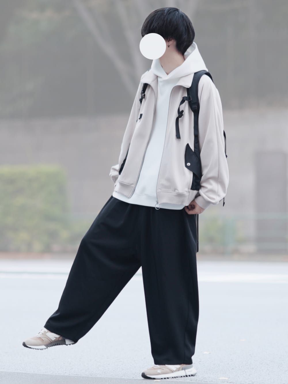 「スニーカー、シンプル、パーカー、ニューバランス、ワイドパンツ、プチプラ、バルーンパンツ、トラックジャケット」｜「DOOPZのDOOPZ HIGH NECK RING ZIP TRACK JACKET/ハイネックリングジップトラックジャケット（ブルゾン、ベージュ系）」を使った、とっしーさん（メンズ・184cm）の秋コーディネートの1枚目の写真