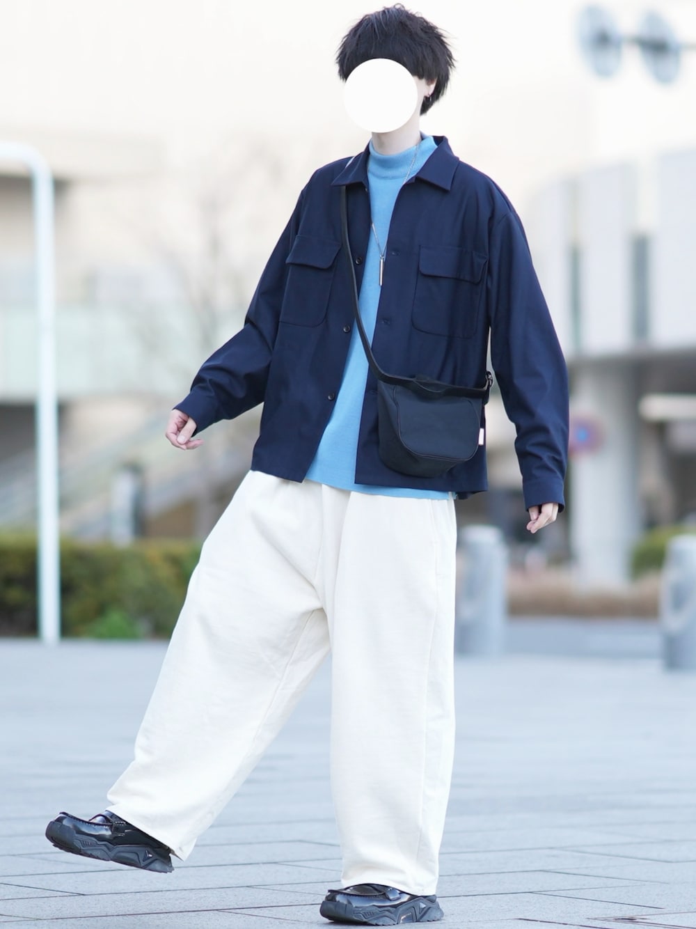 「春コーデ、キレイめ、青、CPOシャツ、ニット、白パンツ、ワイドパンツ、シンプルコーデ、カジュアルコーデ、ゆるコーデ」｜「DOOPZのLoose drape CPO shirt/ルーズドレープCPOシャツ（シャツ/ブラウス、ブルー系）」を使った、とっしーさん（メンズ・184cm）の冬コーディネートの1枚目の写真