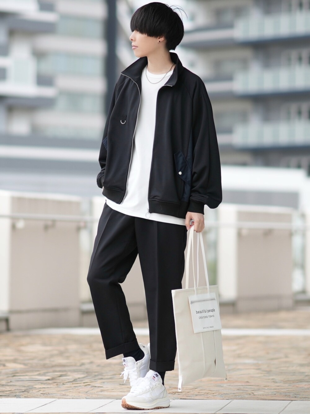 「春コーデ、大人カジュアル、メンズファッション、トラックジャケット、白Tシャツ、スラックス、白スニーカー、スポーツミックス」｜「DOOPZのDOOPZ HIGH NECK RING ZIP TRACK JACKET/ハイネックリングジップトラックジャケット（ブルゾン、ブラック系）」を使った、とっしーさん（メンズ・184cm）の春コーディネートの1枚目の写真