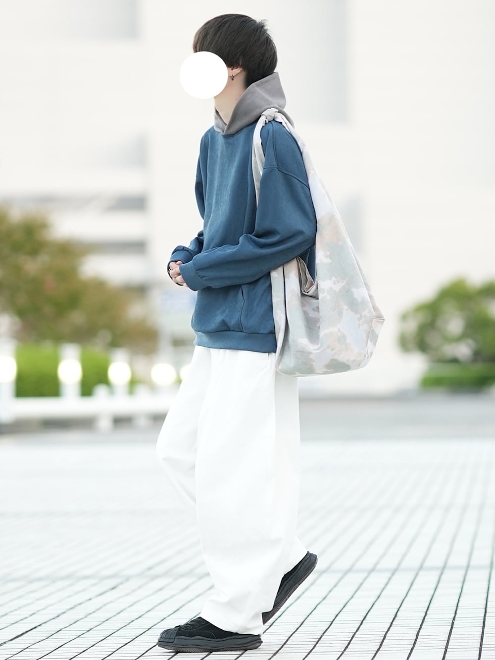 「秋服、重ね着ベストシーズン、シンプルスタイル、カジュアルコーデ、メンズコーデ、パーカー、パーカーコーデ、白パンツ、ゆるコーデ」｜「DOOPZのMICRO SUEDE PARKER / マイクロスウェードパーカー（パーカー、ブルー系）」を使った、とっしーさん（メンズ・184cm）の秋コーディネートの1枚目の写真