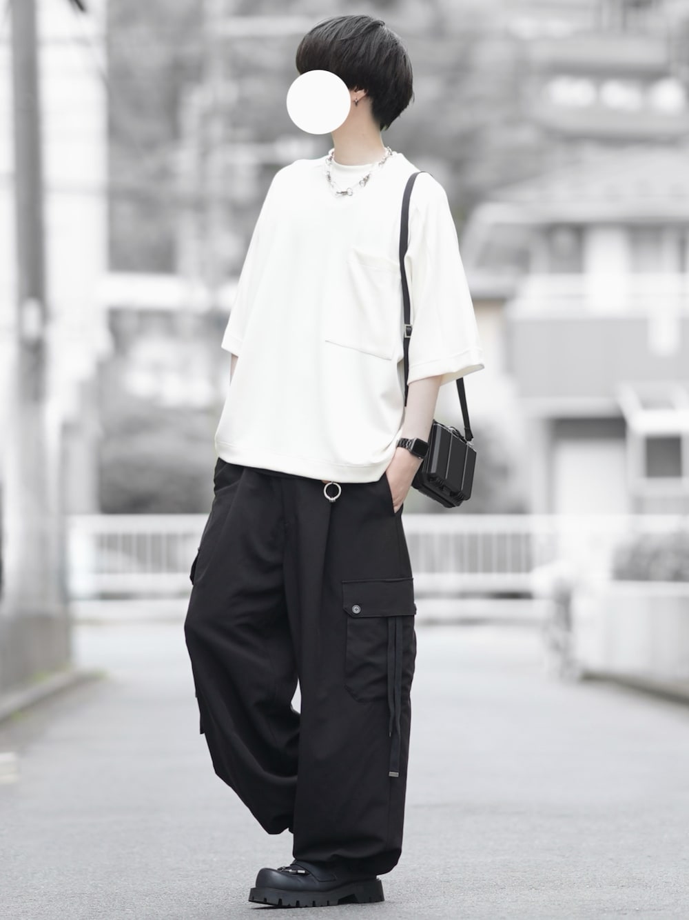 「レイヤードスタイル、ワイドパンツ、メンズコーデ、ゆるコーデ、シンプルスタイル、ストリートコーデ、白Tシャツ、カーゴパンツ、パラシュートカーゴパンツ、ローファー、ビッグT、シンプルコーデ」｜「DOOPZのVISCOSE DOLMAN T-SHIRT - ビスコースドルマンTシャツ（Tシャツ/カットソー、ホワイト系）」を使った、とっしーさん（メンズ・184cm）の春コーディネートの1枚目の写真