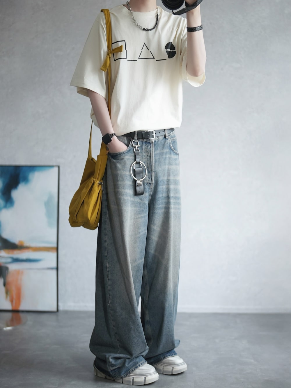 「ロゴT、白Tシャツ、デニム、オーバーサイズ、タックイン、カジュアル、シンプルコーデ、Tシャツ×デニム、DOOPZ、ZARA」｜「DOOPZのBIG Logo Print Tee - ビッグロゴプリントT（Tシャツ/カットソー、ベージュ系）」を使った、とっしーさん（メンズ・184cm）の夏コーディネートの1枚目の写真