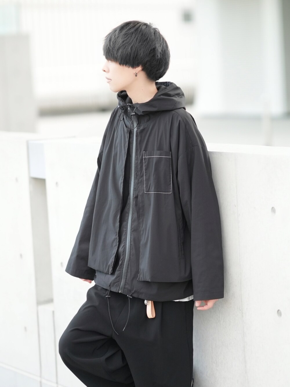 「秋服、秋服準備はじめました、マウンテンパーカー、ブラック、パーカー、ゆるコーデ、カフスイージーパンツ、ワイドパンツ、シンプルスタイル」｜「DOOPZのLAYERED MOUNTAIN PARKER /レイヤードマウンテンパーカー（マウンテンパーカー、ブラック系）」を使った、とっしーさん（メンズ・184cm）の秋コーディネートの1枚目の写真