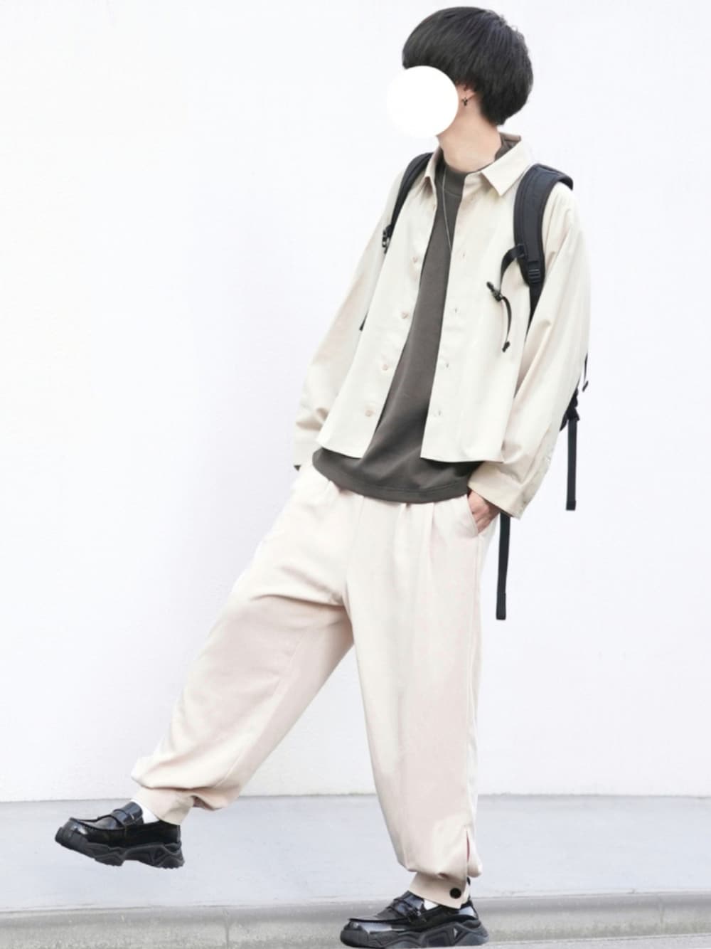 「セットアップ、ベージュ、秋服」｜「UNIQLO Uのアイテム（Tシャツ/カットソー、グレー系）」を使った、とっしーさん（メンズ・184cm）の秋コーディネートの1枚目の写真