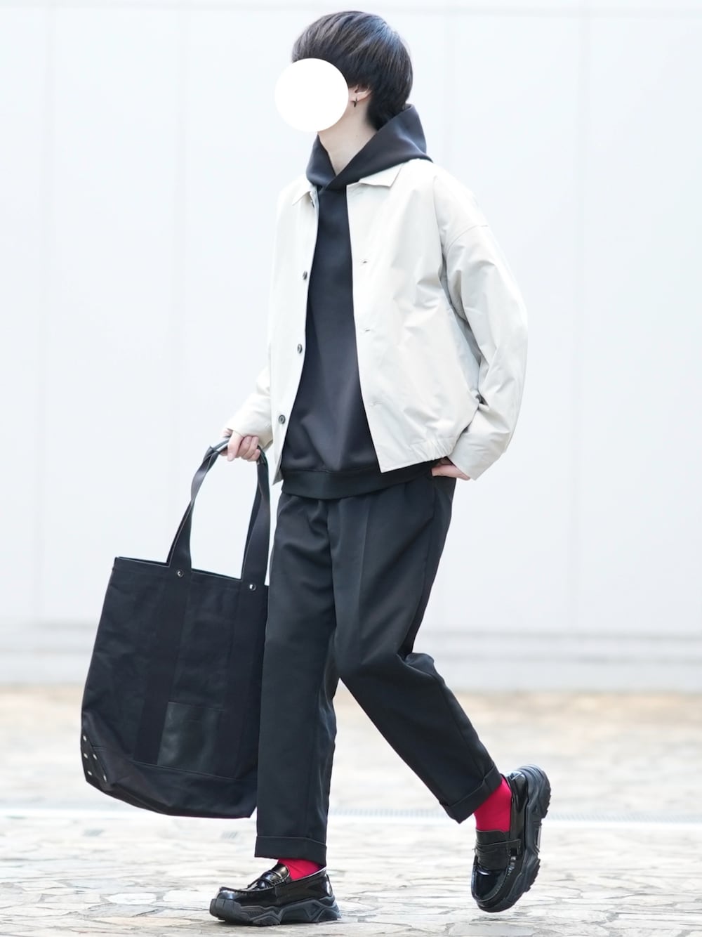 ベージュ系のその他アウター、ブラック系のパーカー、ブラック系のスラックスを着用したメンズの冬コーディネートの1枚目の写真